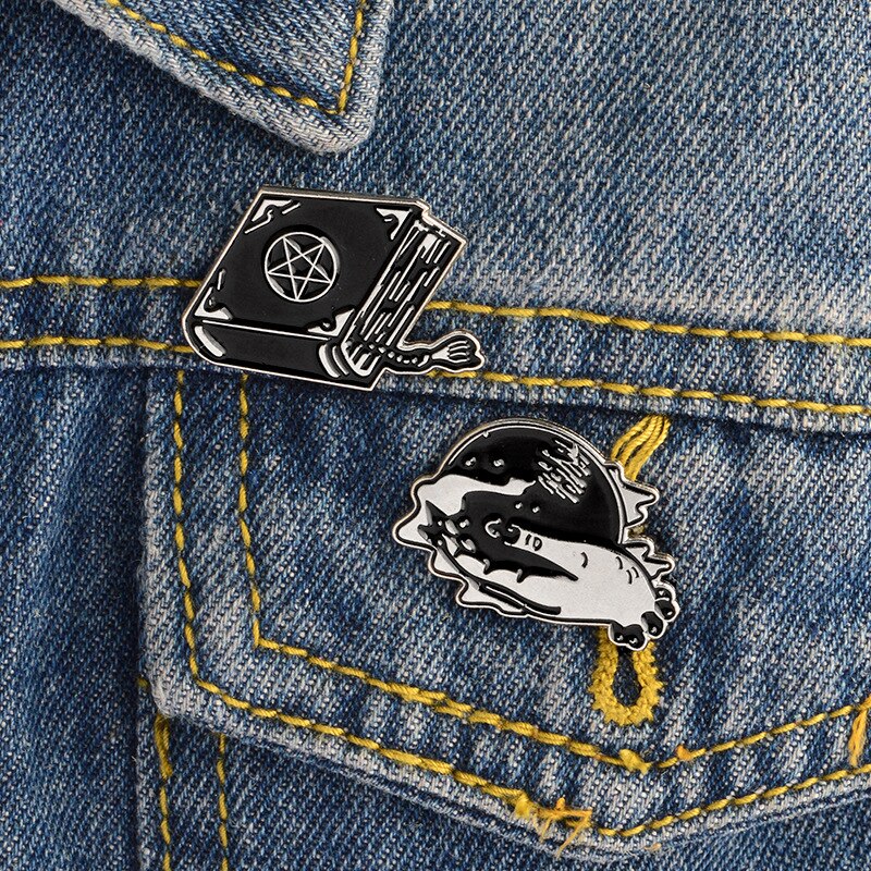 Black Witch Pins Spell Book Magical Crystal Ball Hand Brooches Enamel Dark Punk Lapel Pin Button Badges Jewelry Gift for Witches