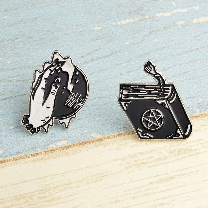 Black Witch Pins Spell Book Magical Crystal Ball Hand Brooches Enamel Dark Punk Lapel Pin Button Badges Jewelry Gift for Witches