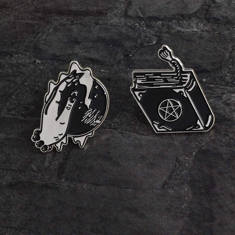 Black Witch Pins Spell Book Magical Crystal Ball Hand Brooches Enamel Dark Punk Lapel Pin Button Badges Jewelry Gift for Witches
